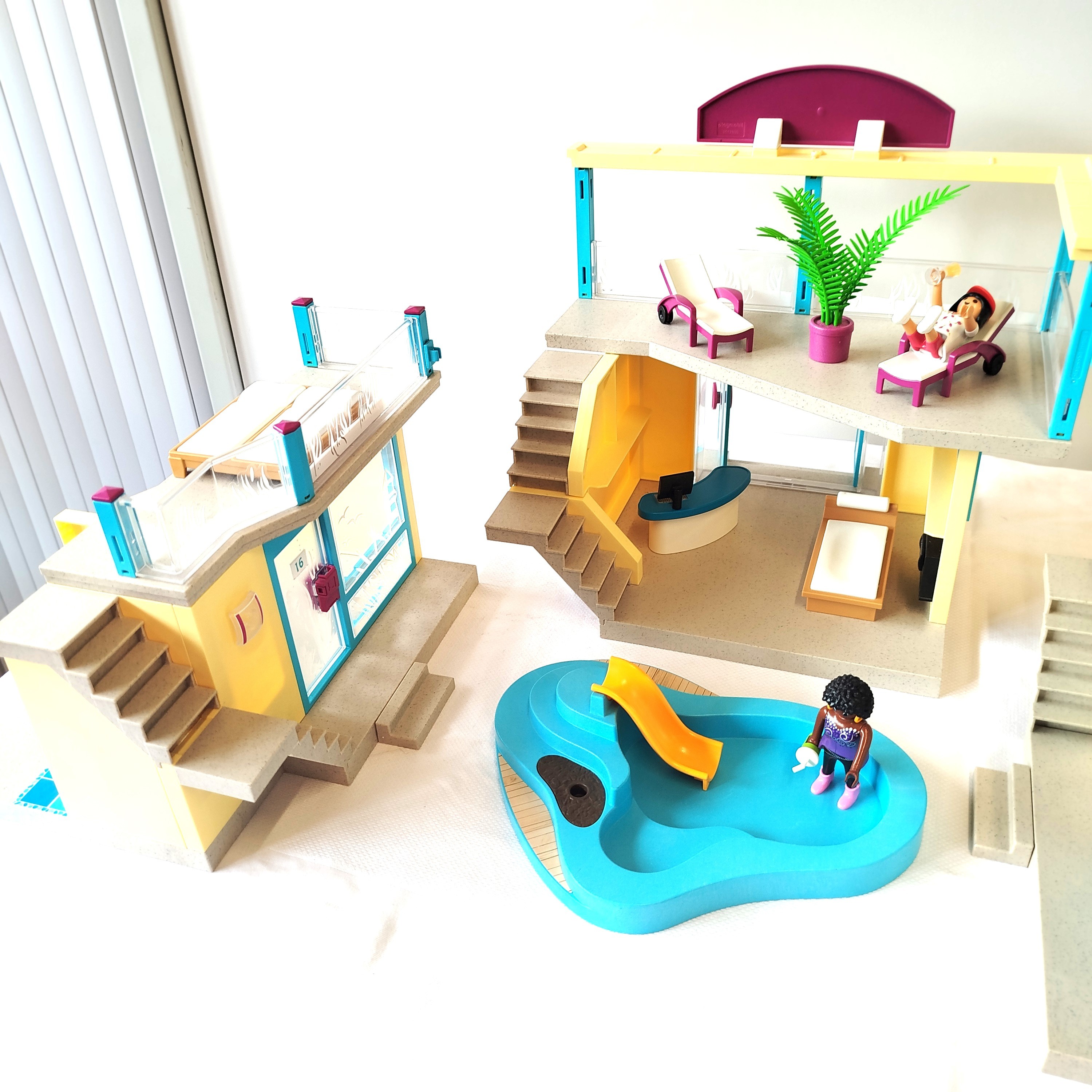Voir photo 3 de Beach hotel playmobil Ref.70434 avec accessoires Beach hotel playmobil Ref.70434 avec accessoires Très bon état - Vue 3 -